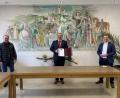 Bild: Josef Glas
Verwaltungsamtsrat Johann-Peter Wiesent (Mitte) und Gemeinschaftsvorsitzender Anton Kappl (rechts) mit Stellvertreter Ludwig Gürtler bei der Amtseinführung des neuen Geschäftsleitenden Beamten.