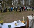 Bild: jr
Kaplan Daniel Schmid feierte am Ostermontagvormittag mit zahlreichen Gläubigen einen Gottesdienst bei der Gommelbergkapelle in Pleußen. Bereichert wurde der Gottesdienst von Bläsermusik.