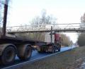Bild: szl
Rein optisch ist auch am Tag nach dem Unfall fast kein Schaden zu sehen: Die Fußgänger- und Radbrücke über die B15 bei Tirschenreuth bleibt aber bis zum Frühjahr gesperrt.