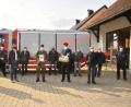 Bild: bey
Vor dem Pleysteiner Feuerwehr verabschiedet Bürgermeister Rainer Rewitzer den bisherigen Kompaniechef der 5. Kompanie des Panzerbataillons 104, Major Olaf Niederdräing (vorne, Zweiter und Dritter von links). Zur Erinnerung überreicht er ihm eine Dankurkunde und ein "Genusskörberl" aus der Öko-Modellregion. Mit dabei Ehrengrenadier Altbürgermeister Johann Walbrunn (vorne, links) und Vertreter von Pleysteiner Vereinen.