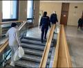 Bild: ca
"Annemarie H." auf dem Weg in den Gerichtssaal. Der Angeklagte sitzt aktuell in einem Frauengefängnis ein, in der Männer-JVA gab es Probleme.