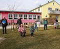 Bild: wro
Geleitet wird der Förderverein „Kindergarten Sankt Josef e. V.“ von Vorsitzender Iris Thoma und Stellvertreterin Nadine Koller (Bildmitte, von rechts). Bei der offiziellen Vorstellung waren auch Pfarrer Markus Nees (links) und Bürgermeister Toni Dutz (Zweiter von rechts) dabei.