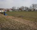 Am Fußballplatz entlang des Jahnwegs in Fuchsmühl sollen in absehbarer Zeit neue Häuser entstehen. Die Mehrheit des Marktgemeinderats sprach sich jetzt dafür aus, das künftige Baugebiet durch den Ankauf eines angrenzenden Privatgrundstücks zu ergänzen.