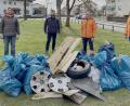 Bild: sck
Mit gemischten Gefühlen schauen (von links) Stefan Kroher und Christoph Ziegler von den Jungen Freien Wählern, stellvertretender Bürgermeister Michael Streit und Stadtrat Holger Eckert auf den eingesammelten Müll.