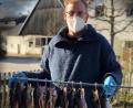 Bild: FFW Hohenkemnath/exb
Rund 100 geräucherte oder gegrillte Forellen und Makrelen bereiten Mitglieder der Feuerwehr Hohenkemnath frisch zu.