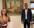 Bild: Stadt Hirschau/exb
Bürgermeister Hermann Falk gratuliert seiner ehemaligen Auszubildenden Selina Meier zu ihrer hervorragenden Leistung.