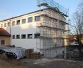 Bild: frd
Die Arbeiten zur Sanierung des Grundschulgebäudes in Teunz schreiten voran. Auch die Außenmauern und Anbauten werden frei- und trockengelegt. Ebenso steht die Erneuerung der Abwasserkanäle auf dem Bauplan.