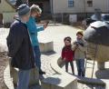 Bild: fsb
Laura und Max haben am Dorfbrunnen das Täfelchen 15 entdeckt und lassen sich für den Wettbewerb fotografieren.