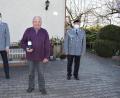 Bild: nbu
Zweiter Vorsitzender Gerhard Lindthaler (rechts) gratuliert zusammen mit dem Dritten Vorsitzenden Dominik Falk (links) Schorsch Dotzler zum 75. Geburtstag.