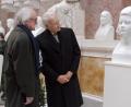 Archivbild: Armin Weigel/dpa
Franz J. Müller, damaliger Vorsitzender der Weiße Rose-Stiftung (links) und der ehemalige bayerische Ministerpräsident Edmund Stoiber betrachteten im Februar 2003 in der Walhalla bei Donaustauf (Kreis Regensburg) die Büste von Sophie Scholl. Sophie würde über eine derartige Überhohung ihrer Person die Hände über dem Kopf zusammenschlagen, zitierte Scholl-Biograf Robert M. Zoske Sophies älteste Schwester Elisabeth.