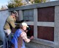 Bild: le
Am Gründonnertag wurde die erste Urnengrabstätte im katholischen Friedhof durch Steinmetzmeister Franz Schmidt (rechts) fertiggestellt. Das Urnengrab kann ab sofort benützt werden. Anmeldungen liegen bereits vor.