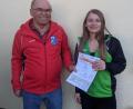Bild: dob
Abteilungsleiter Andreas Eger überreicht an seine Tochter Julia das fünfte Sportabzeichen in Gold. Wegen der Corona-Pandemie kann leider keine Übergabe der Sportabzeichen an alle anderen erfolgreichen Teilnehmer erfolgen.