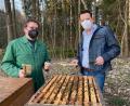 Bild: Imkerverein Schönsee und Umgebung
Frühjahrsnachschau zum Zustand des Bienenvolkes: Fachwart Michael Völkl (links) hat Tipps für Jungimker Alexander Greber parat.