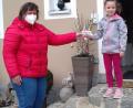 Bild: Daniela Kühner/exb
Das Leitungsteam brachte die Osternestchen bei den Kindern vorbei.