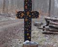 Bild: Thomas Schertel/exb
Bunte Steine, die sie in einer Schatzkiste am Osterloch gefunden hatten, klebten die Kinder an ein schwarzes Kreuz, das zum Ausdruck bringt: Jesus hat den Tod überwunden.