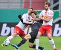 Bild: Armin Weigel/dpa
Kampf war Trumpf zwischen dem SSV Jahn Regensburg und Werder Bremen. In dieser Szene nehmen Jan Elvedi (links) und Benedikt Gimber (rechts) den Bremer Yuya Osako in die Zange.