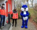 Bild: fks
Fröhlich warteten JRK-Leiter Sven Lehner, Gruppenleiterin Monika Stahl und der Osterhase (von links) auf die insgesamt 26 Kinder und Jugendlichen, die von ihrem Wahlrecht Gebrauch machten.