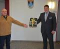 Bild: jr
Klaus Hammer (links) ging nach 40 Jahren im Team des Städtischen Bauhofs in den Ruhestand. Bürgermeister Stefan Grillmeier dankte ihm für sein Wirken, wünschte weiterhin alles Gute und überreichte ein Weinpräsent.