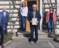 Bild: ld
Aus der Hand des Vorsitzenden Peter König (rechts) erhielt Wassermeister Gerhard Daubner die Urkunde für 25-jährige Tätigkeit im Verband. Den lobenden Worten des Vorsitzenden schlossen sich Geschäftsführer Thomas Prechtl (Dritter von links) und dessen Vorgänger Helmut Graf (Vierter von links) an. Zur Feierstunde waren auch die Mitarbeiter der Geschäftsstelle und der Technik anwesend.