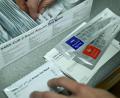 Symbolbild: Arne Dedert/dpa
Verpackungen mit der Aufschrift "SARS-CoV-2 Rapid Antigen Test Nasal" liegen in einem Karton bereit.