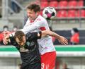 Bild: Armin Weigel/dpa
Andreas Albers (rechts, im Duell mit Christian Groß), bester Torschütze des SSV Jahn in der zweiten Liga, vergab beim Pokal-Aus gegen Bremen die besten Möglichkeiten der Regensburger.