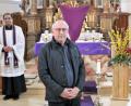 Bild: Andrea Apfelbacher/exb
Sodalen der Marianischen Männercongregation Freihung werden für ihre langjährige Mitgliedschaft geehrt (von links): Pfarrer Benny Joseph, Martin Stauber und Georg Fritsche.