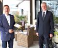 Bild: njn
Bürgermeister Johannes Reger (rechts) gratulierte mit Abstand seinem Amtsvorgänger Hans Donko zum 65. Geburtstag.
