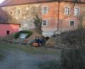 Bild: gi
Die Helfer des Fördervereins Schloss Burgtreswitz haben damit begonnen, auf der Nordseite der Schlossanlage aufzuräumen und das Pfalzgrafen-Wappen zu restaurieren.