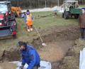 Bild: soj
Die Helfer bei Beginn der Arbeiten für den neuen Kindermatschplatz in der Selingau