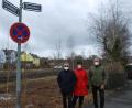 Bild: gsp
Ludwig Räß mit Ehefrau Gertrud und Christian Häusler (von links) kritisieren den Kahlschlag an der Bahnlinie entlang der Eisenbahnstraße.