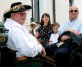 Bild: Stephan Huber
Mit dem Cousin von Prinz Charles, dem britischen Thronfolger, in der Kutsche durch Amberg: Gerd F. Wennicke (links), der am Gründonnerstag verstorben ist, und seine Frau Gaby hatten vor zwei Jahren Eduard Prinz von Anhalt-Askanien (rechts) zu Welttheater und barockem Lagerleben eingeladen.