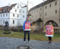 Bild: Christine Hollederer/exb
Eine Woche lang steht der Klimaschutz im Rampenlicht. Die Klimaschutzmanagerin der Stadt Amberg, Corinna Loewert, und der Klimaschutzkoordinator des Landkreises Amberg-Sulzbach, Joachim Scheid, präsentieren das Plakat mit einer Übersicht über alle Angebote zur Klimaschutzwoche.