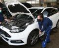 Bild: fpoz
Alica Schaller und Rike Hirschmann bei Service-Arbeiten in der Werkstatt.
