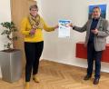 Bild: Stadt Auerbach/exb
Bürgermeister Joachim Neuß und Kindergartenleiterin Anke Griesbeck präsentieren die neue Kita-Info-App.