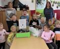 Bild: ubb
Kita-Leiterin Tanja Ruckdäschel und Praktikantin Marina Krisch (hinten von links), die das Projekt durchgeführt hat, sind stolz auf ihre Kindergartenkinder. Außer den Kindern aus der Notbetreuungsgruppe (auf dem Bild) haben natürlich auch die beim Fototermin nicht anwesenden Buben und Mädchen alle eifrig mitgemacht. 	Bild: ubb
