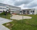 Bild: Wilhelm Amann
DIie Container-Anlage des Interimskindergartens, der sich in Diendorf neben dem Schulhaus befindet, wird in diesem Bereich (Mitte) zwischen Parkplatz und erstem Container erweitert.