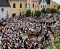 Archivbild: Blaskapelle Ernestgrün/exb
Zum 50-jährigen Bestehen des Musikvereins Ernestgrün spielte 2016 auf dem Marktplatz in Bad Neualbenreuth ein Massenchor auf.