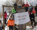 Bild: frd
Mit dem Plakat „Unser Spielplatz soll bleiben“ taten die Kinder von Pullenried, unterstützt von ihren Eltern, ihren Willen kund und waren damit erfolgreich. 
Bei Bürgermeister Rudolf Teplitzky und Bauhofchef Hubert Hammerer rechts und links vom Plakat, fanden sie dafür ein offenes Ohr.