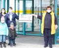 Bild: Klinikum/Donhauser/exb
1000 Euro hat Familie Scharl dem Kinderpalliativteam Ostbayern geschenkt und damit einen großen Herzenswunsch erfüllt. Im Bild von links (hinten): Maria Gleißner, Liane Scharl und Rosina Scharl, vorne: Anna und Johannes Gleißner. Rechts im Bild Karin Borchers vom Kinderpalliativteam Ostbayern.