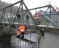 Bild: pop
Eine Spezialfirma aus Niederbayern hat mit der Sanierung der Eisernen Brücke begonnen. Vor Ort informierten sich die beiden stellvertretenden Bürgermeister Mathias Huger und Martin Bauer über die Arbeiten.