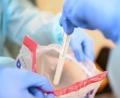 Bild: Felix Kästle/dpa
Eine Ärztin gibt einen Abstrichstäbchen im Plastikröhrchen in einen Plastikbeutel, nachdem sie einem Patienten in einem Testzentrum einen Abstrich aus dem Rachen entnommen hat.
