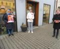 Bild: ibj
Bei der Übergabe des Erlöses freuen sich KDFB-Vorsitzende Hildegard Gallitzendörfer, Bäckermeisterin Gabriele Wiesnet und Dekan Dr. Christian Schulz (von links).