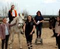 Bild: R. Kreuzer
Das Schulpferd "Franzl" (rechts) steht jetzt im Anzer-Stall in Glaubenwies. Von links: Der Schimmel „Girl“, Einstellpferd bei Anzer, Vorsitzende Martina Trepkowski, Christina Mayer, Lena Brehm, Trixi Sünder, Leah Göhler und Leonie Reber.