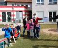 Bild: grm
Die Kita St. Otto in Irchenrieth unterstützt den Tierpark Gleitsbachtal mit einer Spende. Leiterin Sabine Fillinger (Zweite von rechts) und Erzieherin Anna Gall (hinten, links) überreichen mit Kindern, die ihre erstellten Masken aufgesetzt hatten, den Scheck an Tierparkbesitzer Manfred Urban (rechts).