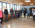 Bild: gru
Gute Nachrichten hören die Gemeinderäte und Bürgermeister Hans-Jürgen Strehl von Rektorin Stefanie Lutye-Küst beim Ortstermin in der Sebastian-Kneipp-Grundschule.