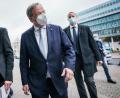 Bild: Michael Kappeler/dpa
Armin Laschet, CDU-Bundesvorsitzender und Ministerpräsident von Nordrhein-Westfalen (M), kommt mit FFP2-Maske zur CDU-Präsidiumssitzung vor der Parteizentrale an.