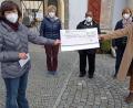 Bild: gio
Mit der Spende wird eine Familie in Not unterstützt (von links): Maria Koller (PGR Ursulapoppenricht), Elfriede Heldmann (PGR Wutschdorf), Pfarrer Moses Gudapati, Maria Walter und Johanna Köbler (PGR Wutschdorf).