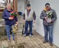 Bild: ct
Der Obst- und Gartenbauverein Sigl gratuliert in Person des Vorsitzenden Armin Heuberger (links) und seines Stellvertreters Christian Merkl (rechts) dem Ehrenvorsitzenden Ludwig Graf zum 80. Geburtstag.