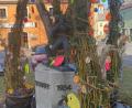 Bild: Jugendrat Tirschenreuth/exb
Bei der Osteraktion des Jugendrats konnten junge Künstlerinnen und Künstler selbstbemalte Ostereier am Heimatbrunnen anbringen.
