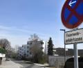 Bild: Petra Hartl
Hier darf nicht einmal mehr angehalten werden, um die Einkäufe ins Haus zu tragen. Die Anwohner der Friedlandstraße ärgert diese Maßnahme, die Stadt Amberg verteidigt sie als unumgänglich.